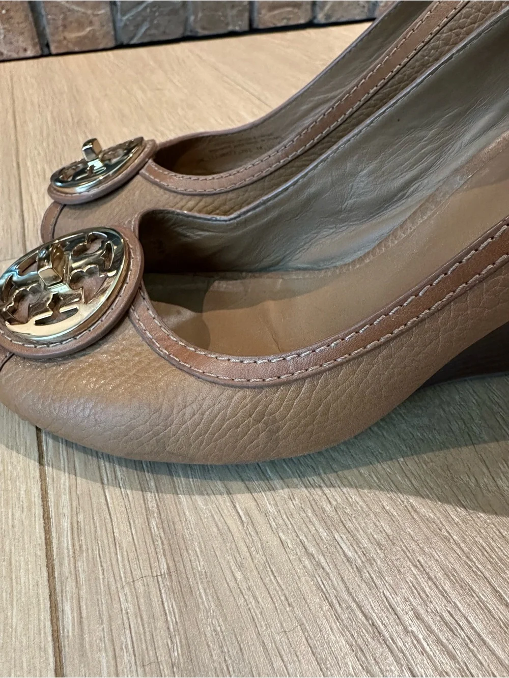 Tory Burch Selma Leather Peep Toe Wedge Pumps Tan Gold Logo Medallion Size 8